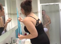 Gang bang dans la salle de bain avec Pauline