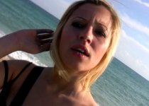 Une jolie blonde intéressée par le porno